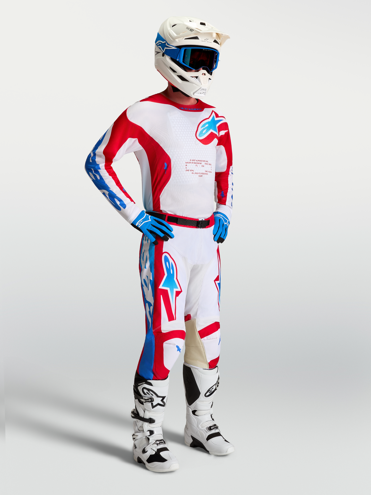 Alpinestars Racer Hunt Jersey, heren-jersey voor motorcross, wit, rood en blauw, model in complete off-road race-outfit.