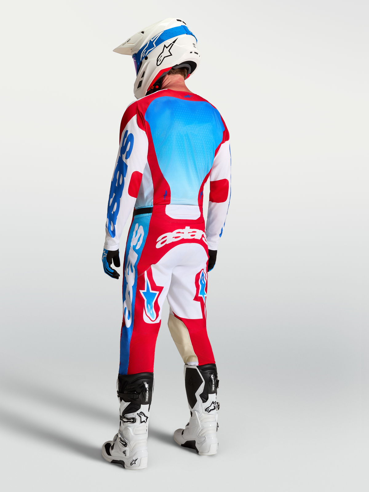 Alpinestars Racer Hunt jersey en broek, heren-motorcrossuitrusting, rood, wit en blauw, vochtafvoerend, achteraanzicht.