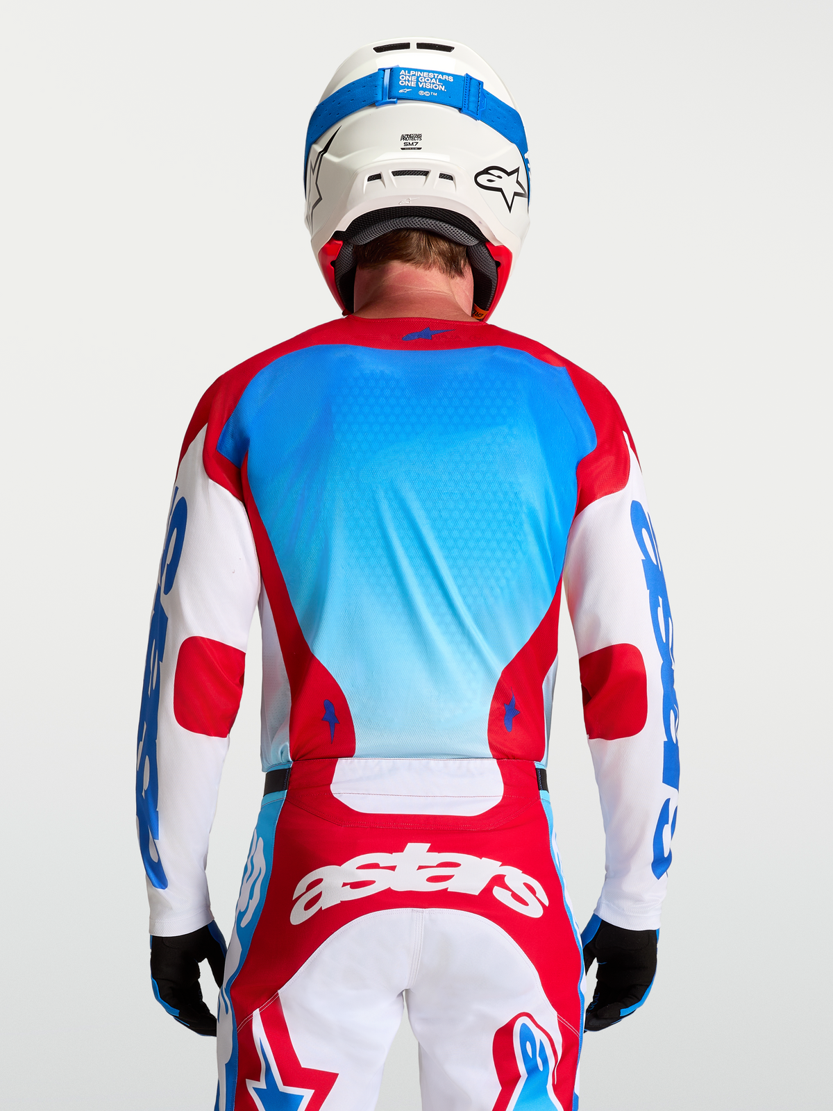 Alpinestars Racer Hunt jersey, heren-motocrossjersey, rood en UCLA-blauw, ademend textiel, achteraanzicht op model