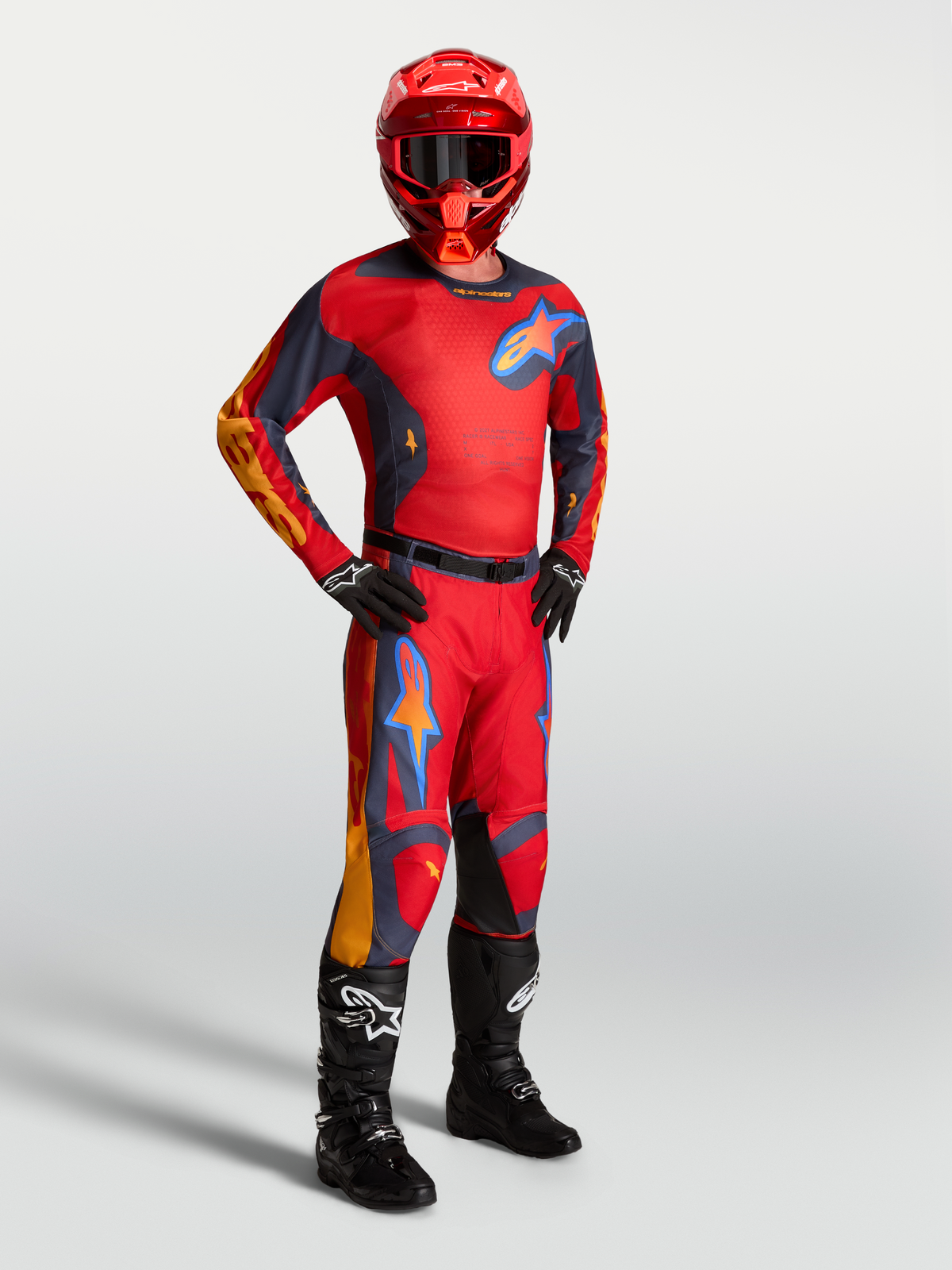 Maillot Racer Hunt Alpinestars, maillot de motocross pour homme rouge et gris, coupe de course avec maille ventilée.