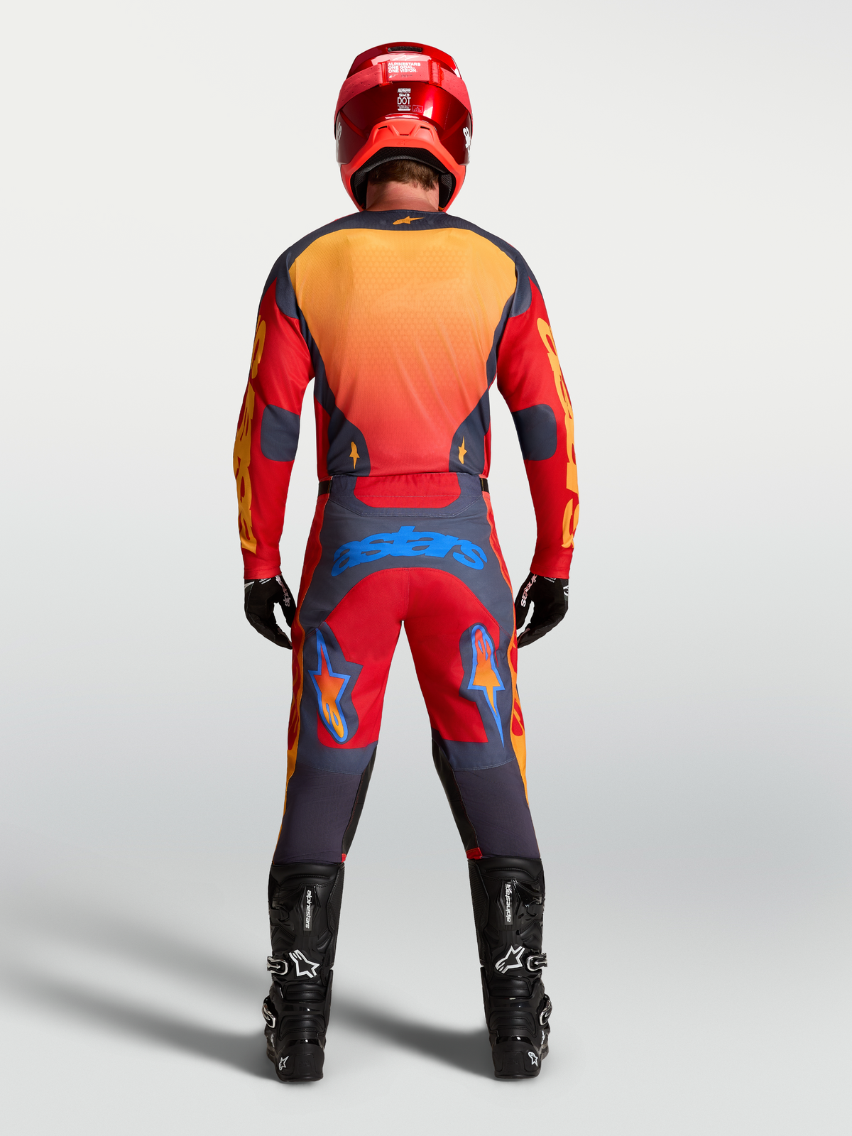 Ensemble Racer Hunt Alpinestars, équipement de motocross pour homme, rouge et gris, vue de dos, coupe de course performante.