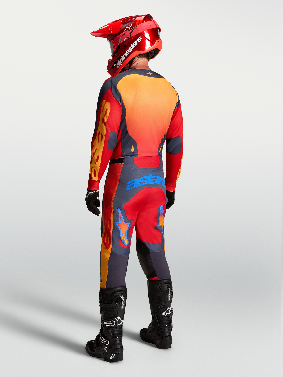 Alpinestars Racer Hunt, pantalon et ensemble de motocross pour homme, rouge et gris, équipement technique tout-terrain haute performance vu de dos