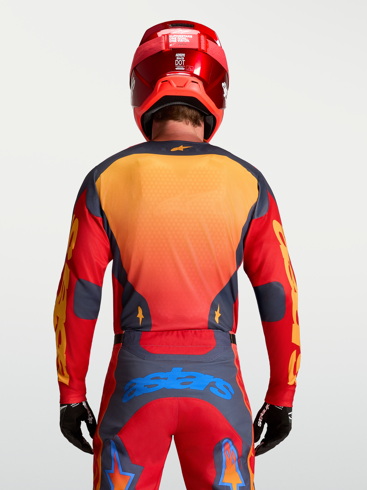 Maillot Racer Hunt Alpinestars, maillot de motocross rouge et gris avec accents jaunes, vue de dos sur mannequin.