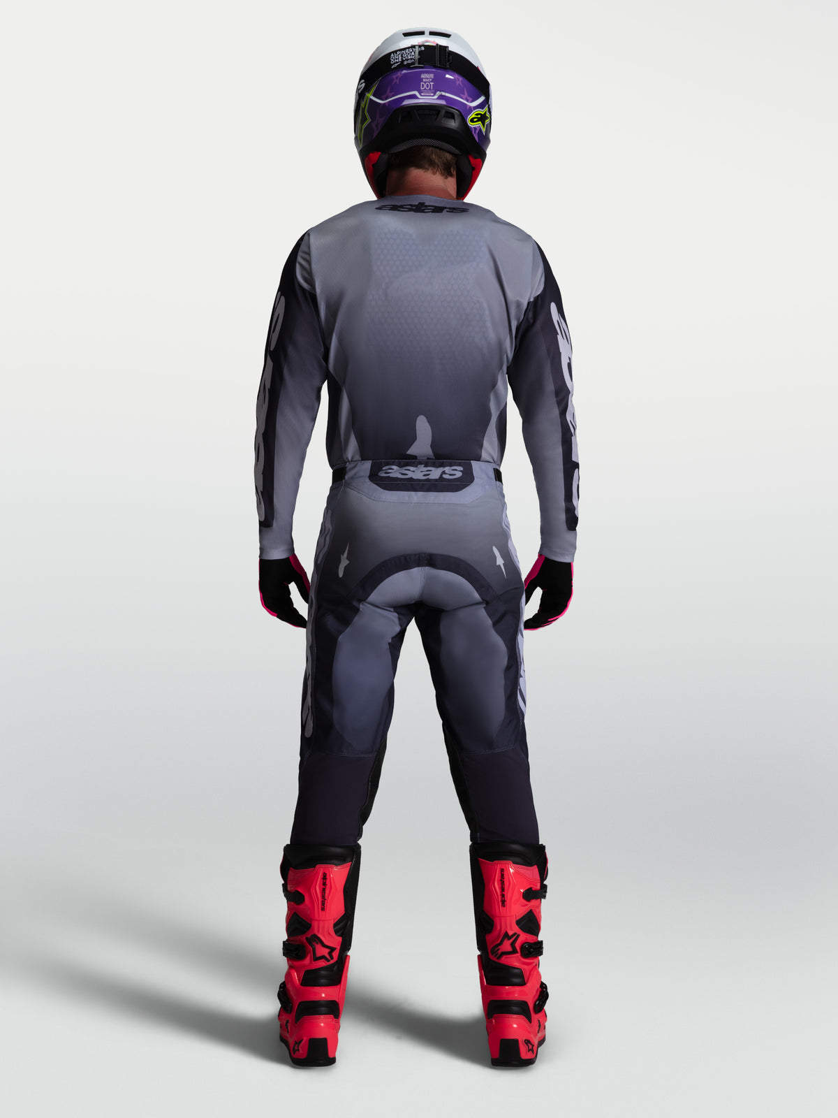 Alpinestars 2027 Racer Amber gear set, achteraanzicht van heren-motocrossjersey en -broek in grijs en lichtlila op model.