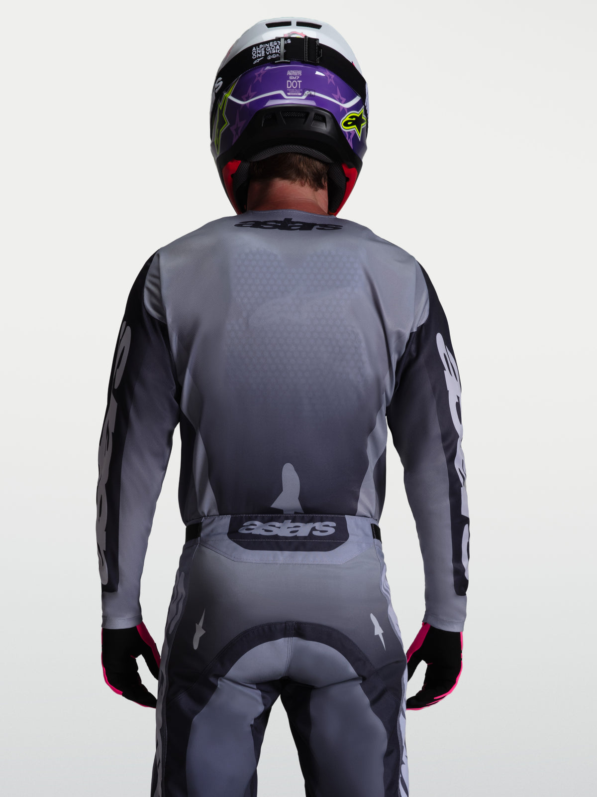 Maillot Alpinestars Racer Amber, maillot de motocross performant gris et lilas clair pour le tout-terrain, vue de dos.