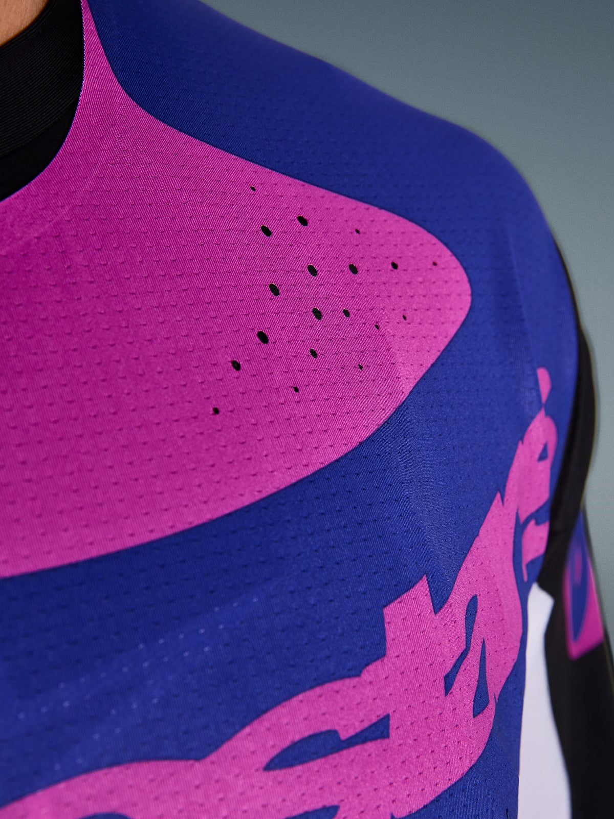 Alpinestars 2026 Techstar Knif Jersey, Motocross-Trikot, Schwarz Hellgrau Lila, Nahaufnahme des Brustbereichs mit lasergeschnittenen Perforationen und feuchtigkeitsableitendem Stretchgewebe für verbesserte Belüftung
