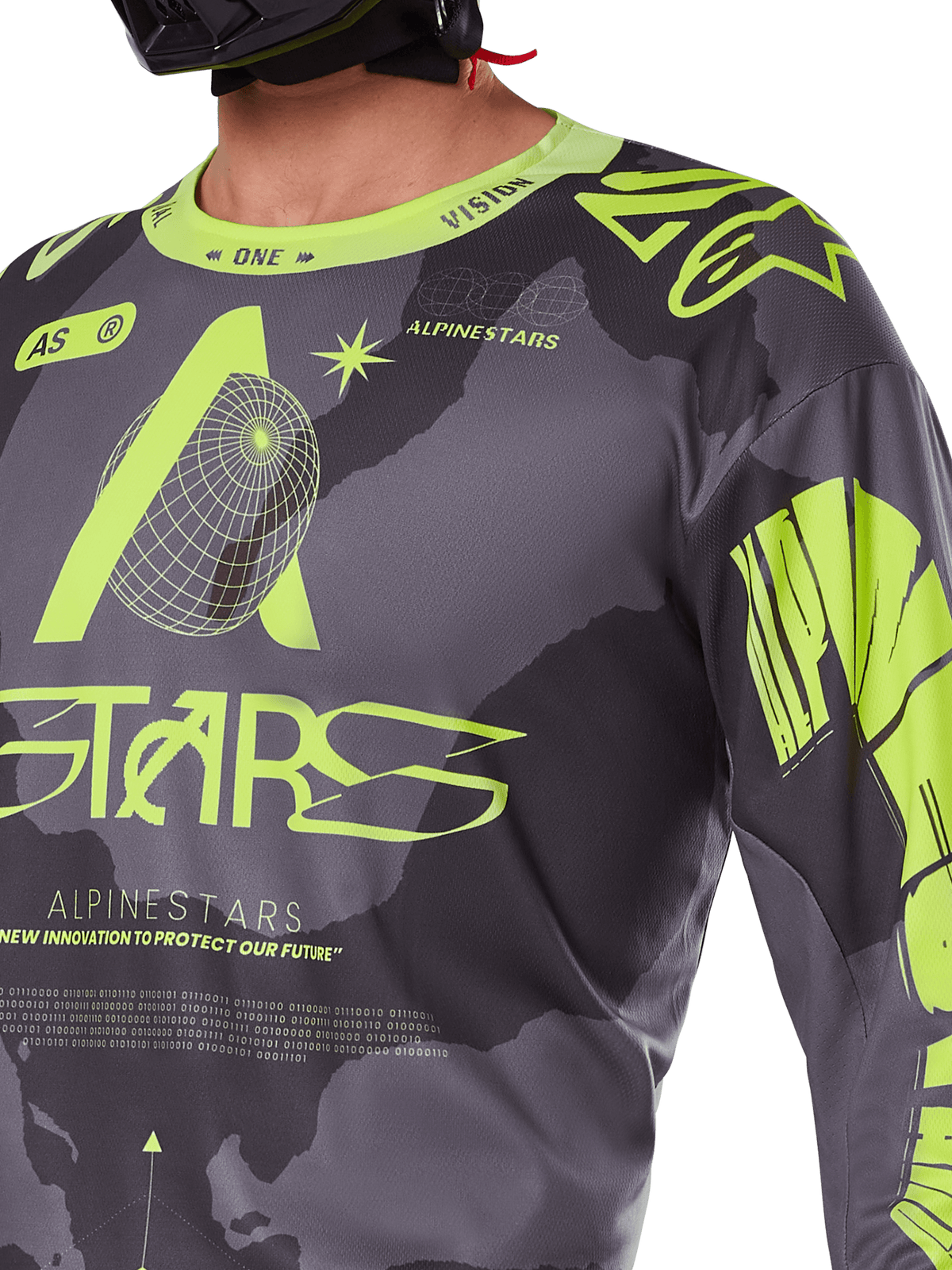 Maillot Alpinestars Racer Hollow 2025, maillot de motocross, camo foncé et jaune fluo, gros plan sur le torse et les épaules, marquage Alpinestars jaune fluo éclatant et graphismes géométriques techniques sur fond camouflage gris foncé
