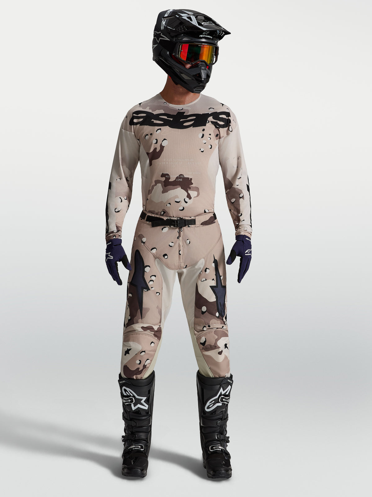 Alpinestars 2027 Racer Lone jersey en gear set, motocross-outfit in desert camo en zwart met voorgevormde prestatiepasvorm.