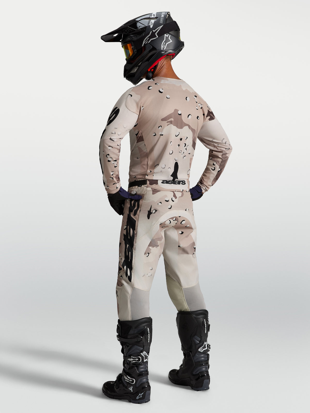 Alpinestars Racer Lone heren MX-jersey, rugaanzicht in desert camo en zwart, vochtafvoerend polyfabric.