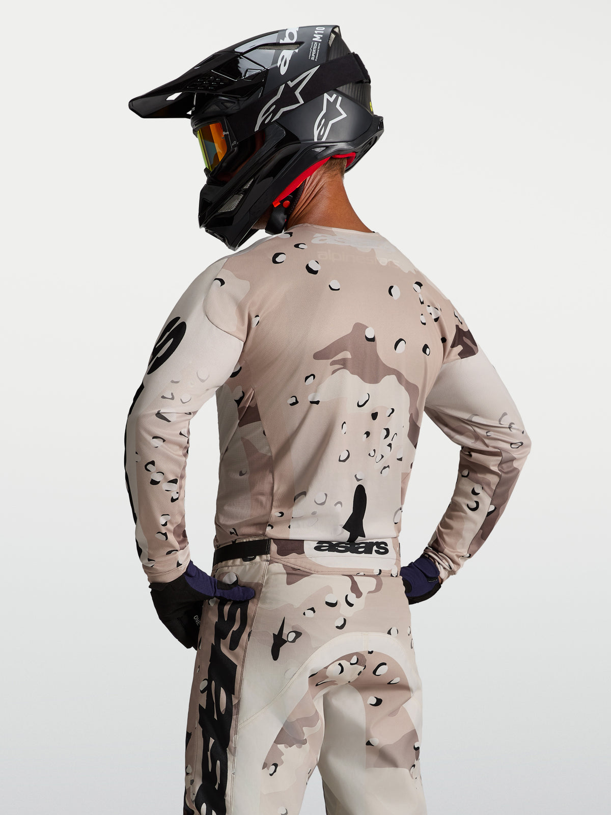 Alpinestars Racer Lone jersey, heren motorcrossjersey in desert camo en zwart, race fit, van achteren gezien.