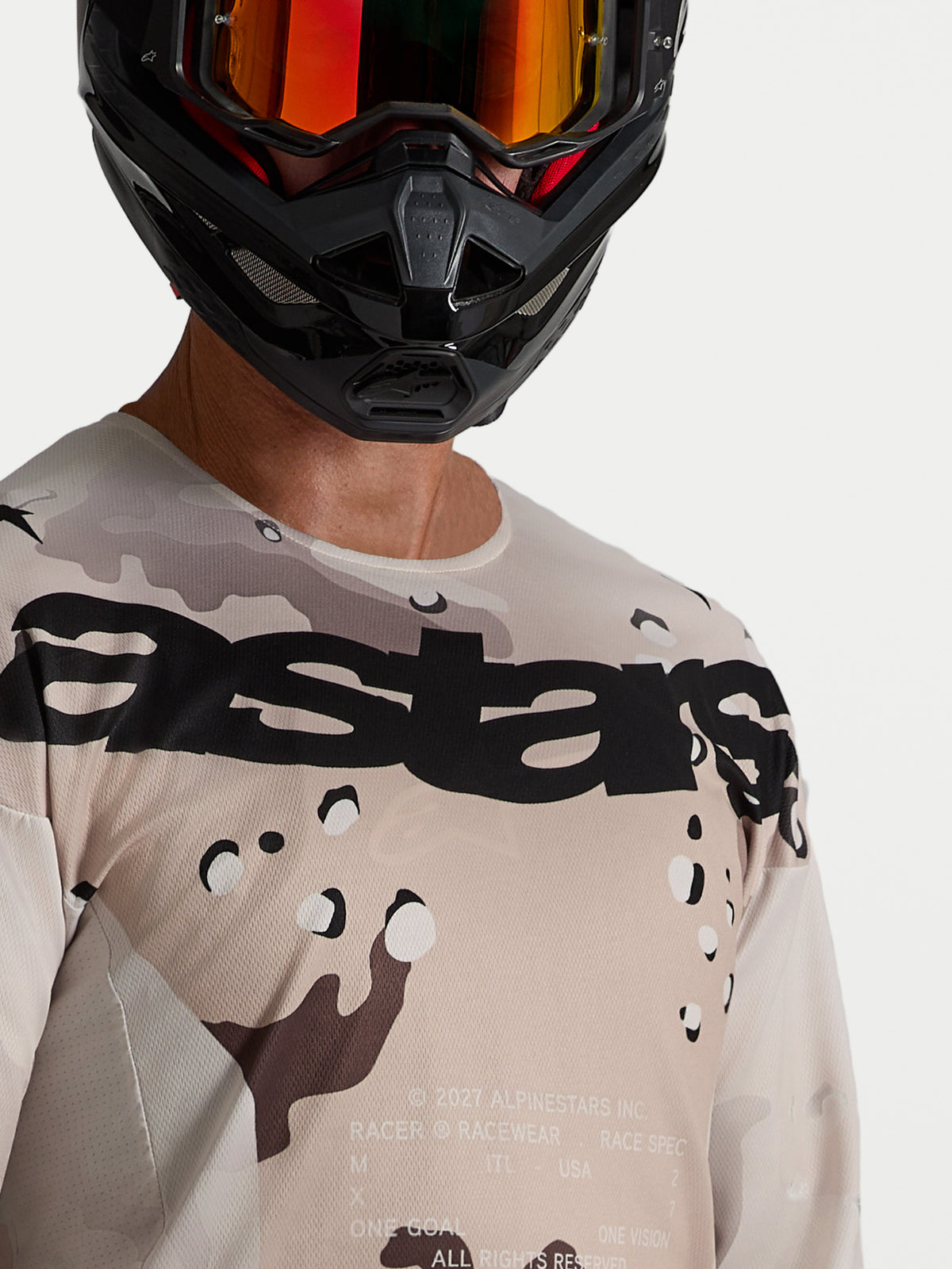 Alpinestars Racer Lone jersey, herenmotorcrossjersey, zwart en woestijncamouflage, polyfabric, close-up op model.
