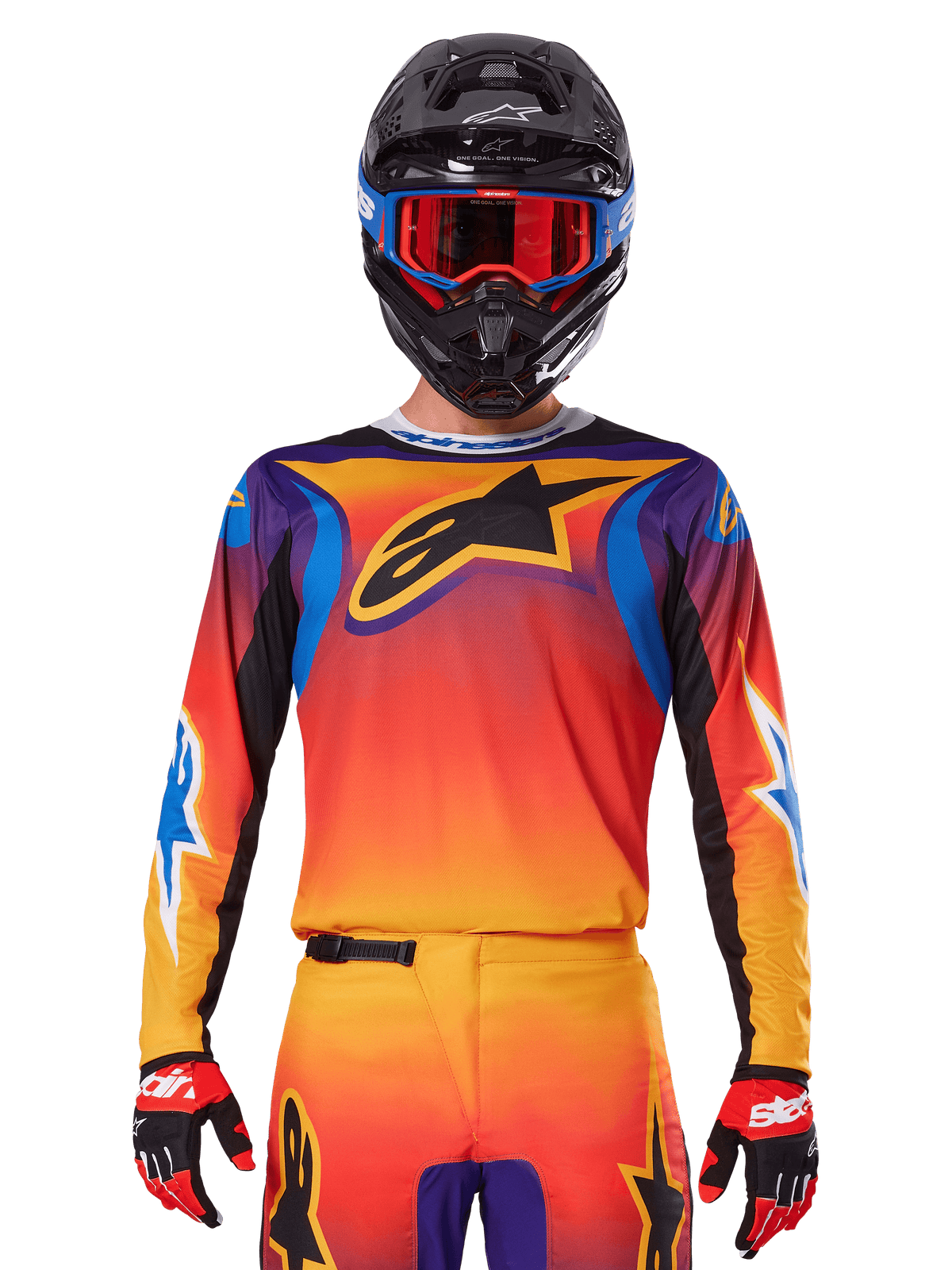 Alpinestars 2025 Fluid Wurx Jersey, mehrfarbiges Motocross-Trikot mit orange-rotem Farbverlauf und lila Akzenten, getragen mit passender Ausrüstung, schwarzer Helm mit blau-roter Brille und roten Handschuhen, großes schwarzes Stern-Logo auf der Brust