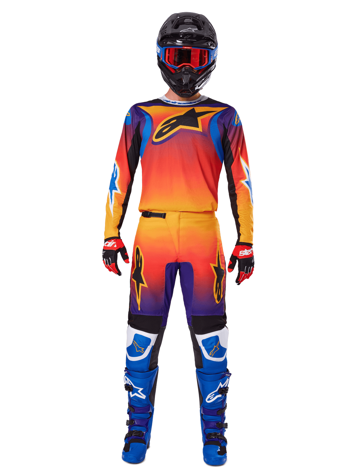 Motocross-Fahrer im Alpinestars 2025 Fluid Wurx Ausrüstungsset, mit lebhaftem Farbverlauf in Orange, Gelb und Blau auf Trikot und Hose, schwarzen Alpinestars-Logos, blauen Rennstiefeln, rot-schwarzen Handschuhen und schwarzem Helm mit roter Brille, abgestimmte Komplettausrüstung für den Offroad-Rennsport