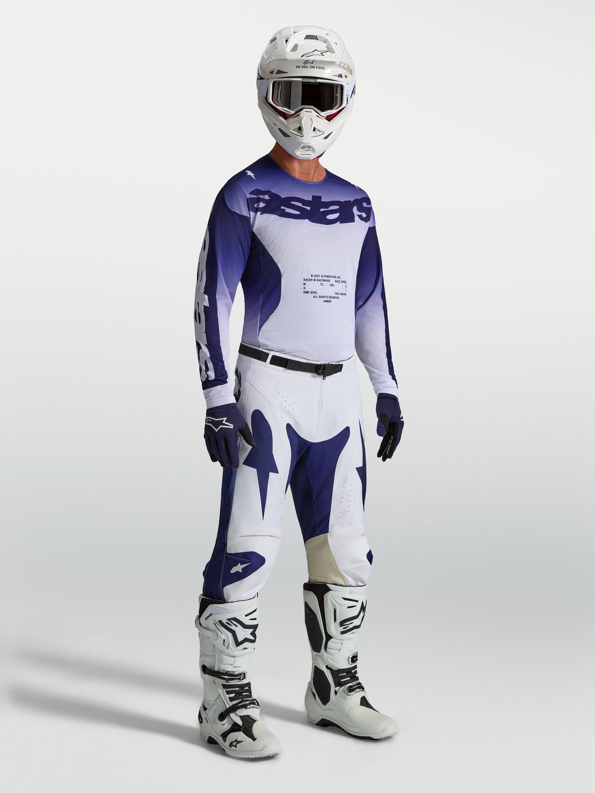 Alpinestars maillot Racer Air Amber et Gear Set, tenue de motocross ventilée pour homme, bleu et blanc, en maille respirante, portée par un mannequin.