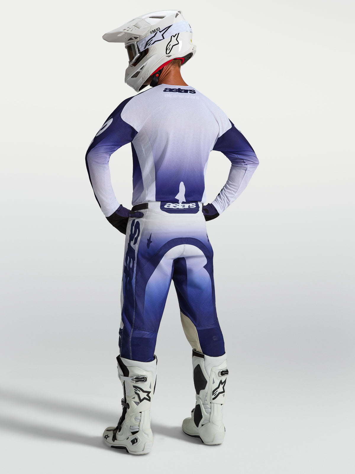 Maillot et ensemble Racer Air Amber Alpinestars, tenue de motocross bleue et blanche en maille, vue de dos sur mannequin.