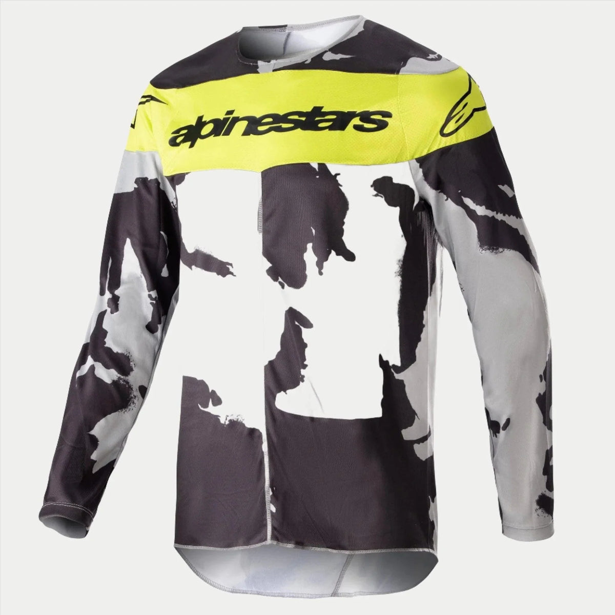 Alpinestars 2023 Racer Tactical Jersey, maillot de motocross, camouflage gris et jaune fluo, présentant un motif camouflage gris et noir avec un panneau jaune vif sur la poitrine et le logo Alpinestars, équipement de performance à manches longues robuste pour les courses tout-terrain