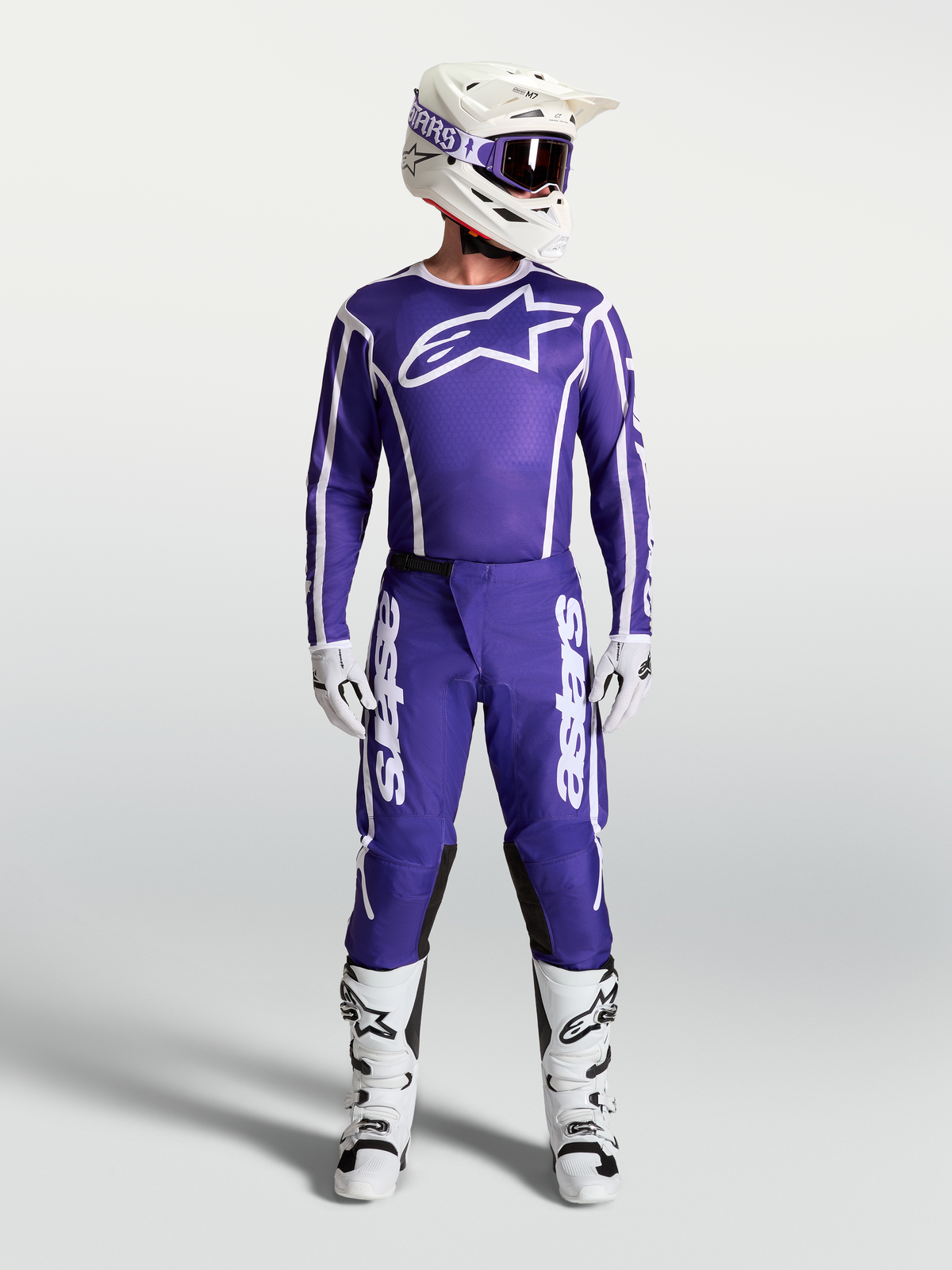 Alpinestars Fluid Apex V2 Gear Set et maillot Fluid Apex V2, tenue de motocross pour homme, bleu foncé et blanc, avec casque et bottes, équipement de performance tout-terrain