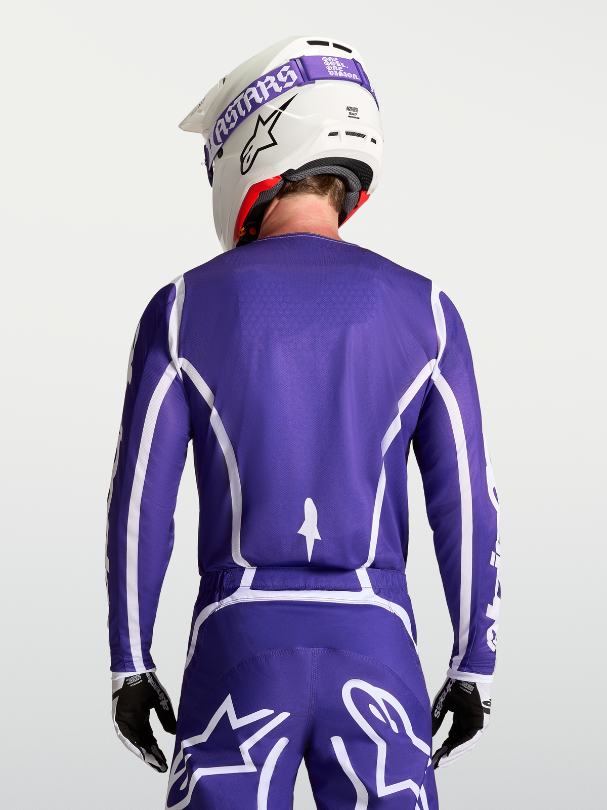 Maillot Fluid Apex V2, maillot de motocross pour homme, bleu foncé et blanc, vue de dos avec casque et gants assortis, équipement tout-terrain haute performance