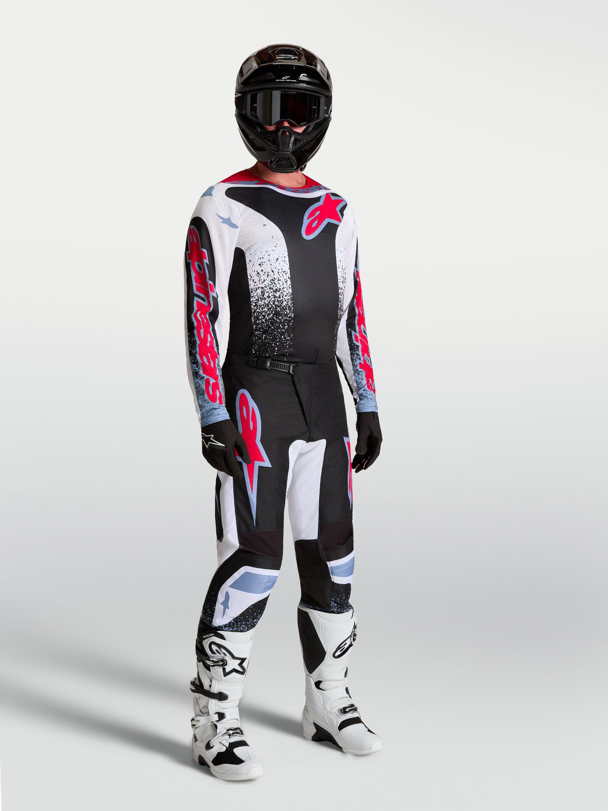 Alpinestars Fluid Drag Gear Set, tenue de motocross pour homme, noire et blanche avec graphismes rouges et bottes blanches