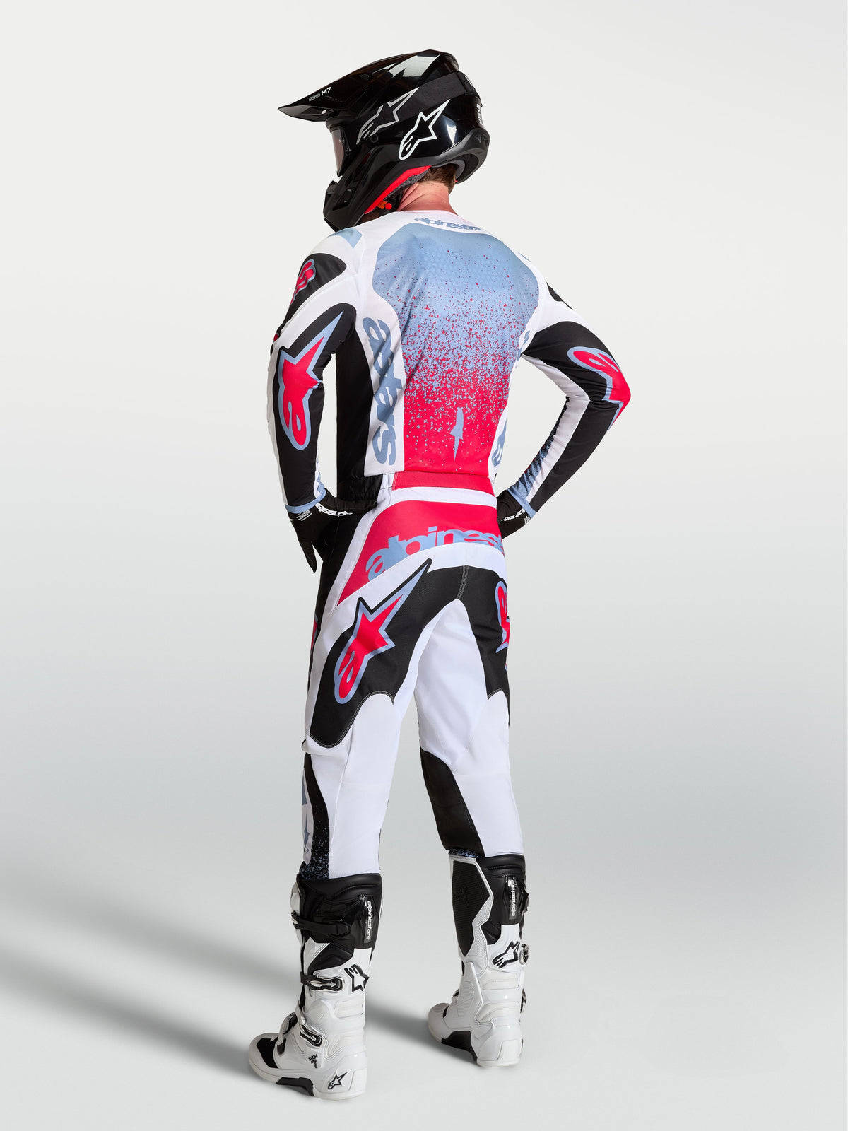 Alpinestars Fluid Drag Gear Set, ensemble de motocross pour homme, blanc, noir et rouge, graphismes effet spray, vue de dos