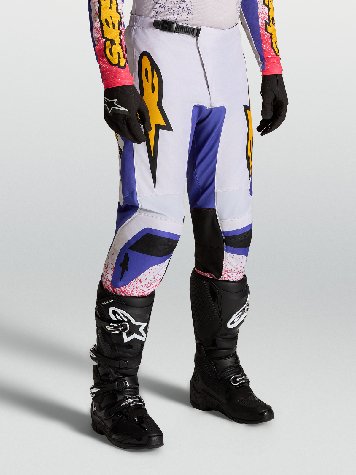 Alpinestars Pantalon Fluid Drag, pantalon de motocross bleu et lilas clair pour homme, graphismes dorés, coupe sport ergonomique