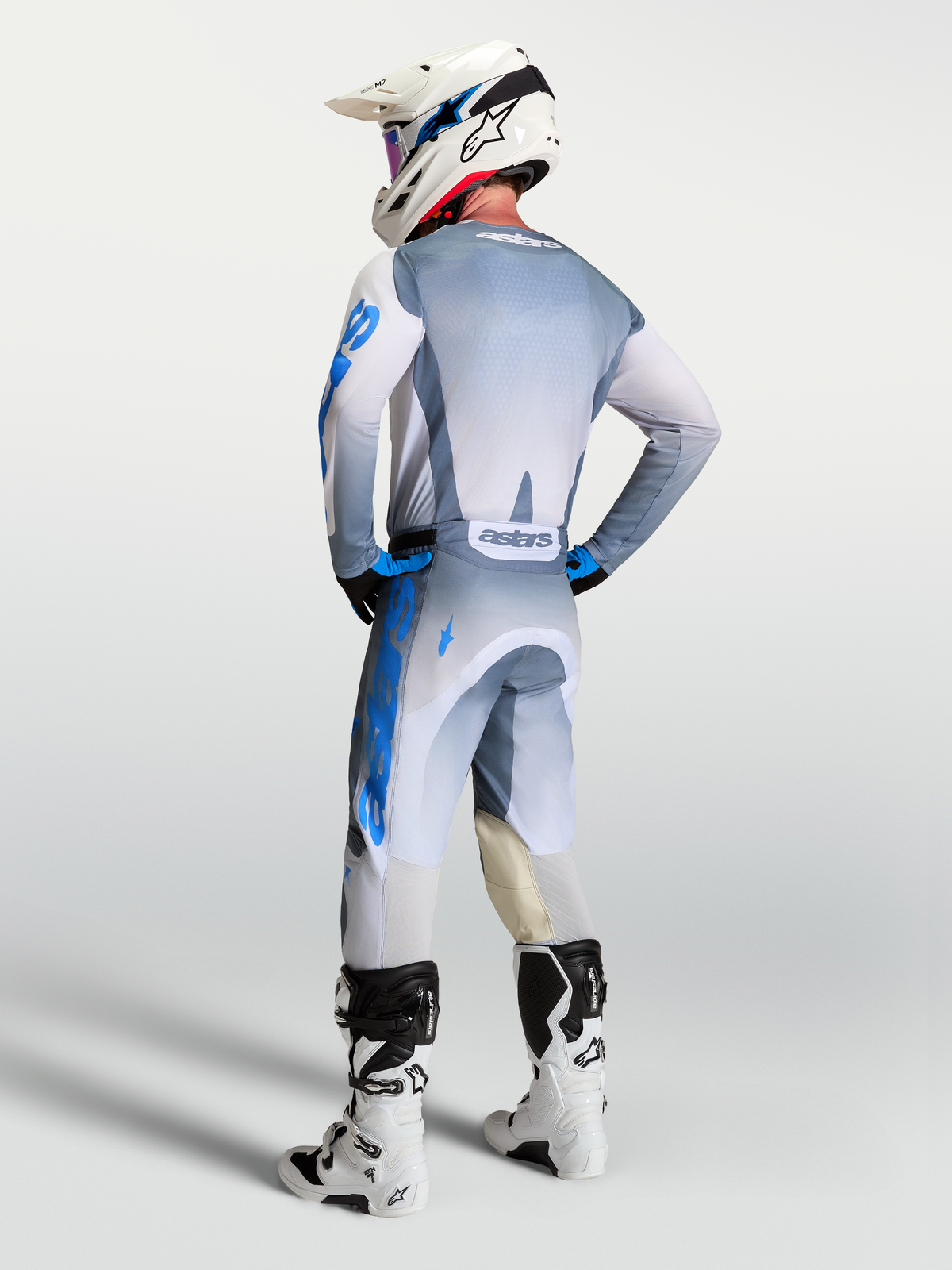 Alpinestars Racer Amber jersey, heren-motorcrossuitrusting in asgrijs en UCLA blauw, achteraanzicht met ergonomische pasvorm.