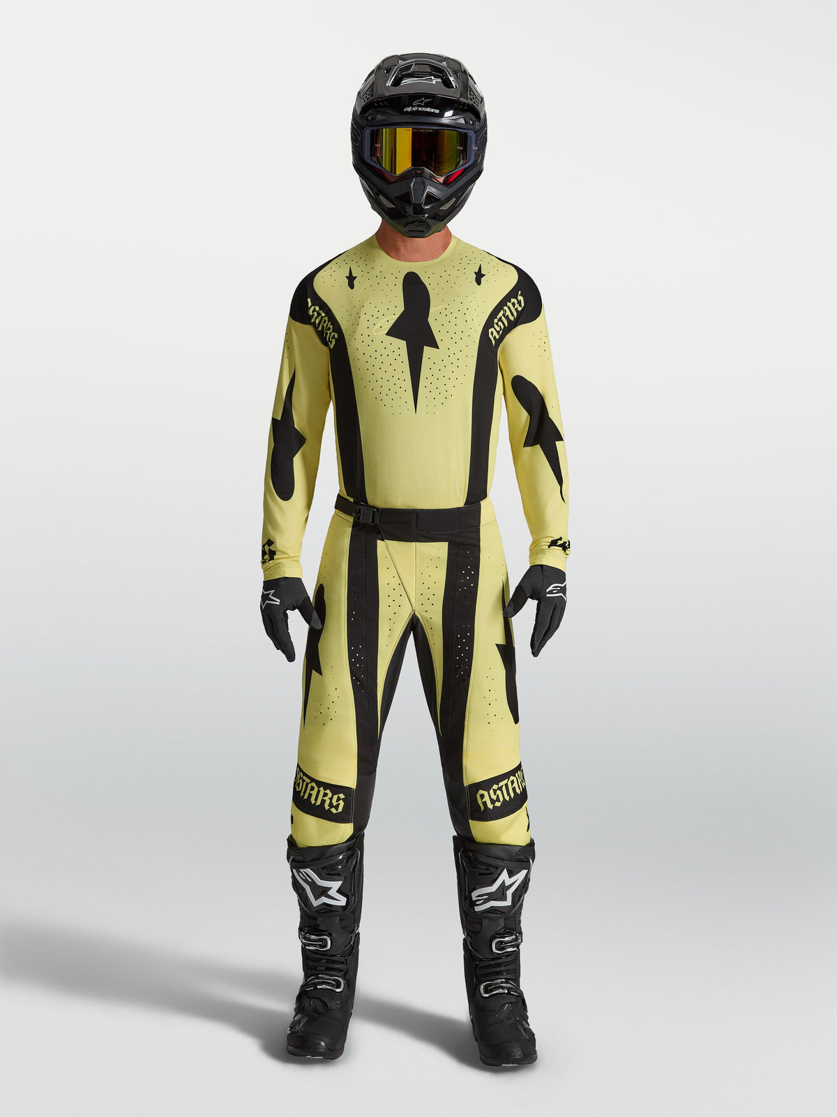 Alpinestars Maillot Techstar Atrox, maillot de motocross pour homme, jaune et noir, coupe athlétique de course avec perforations laser, porté par un pilote.