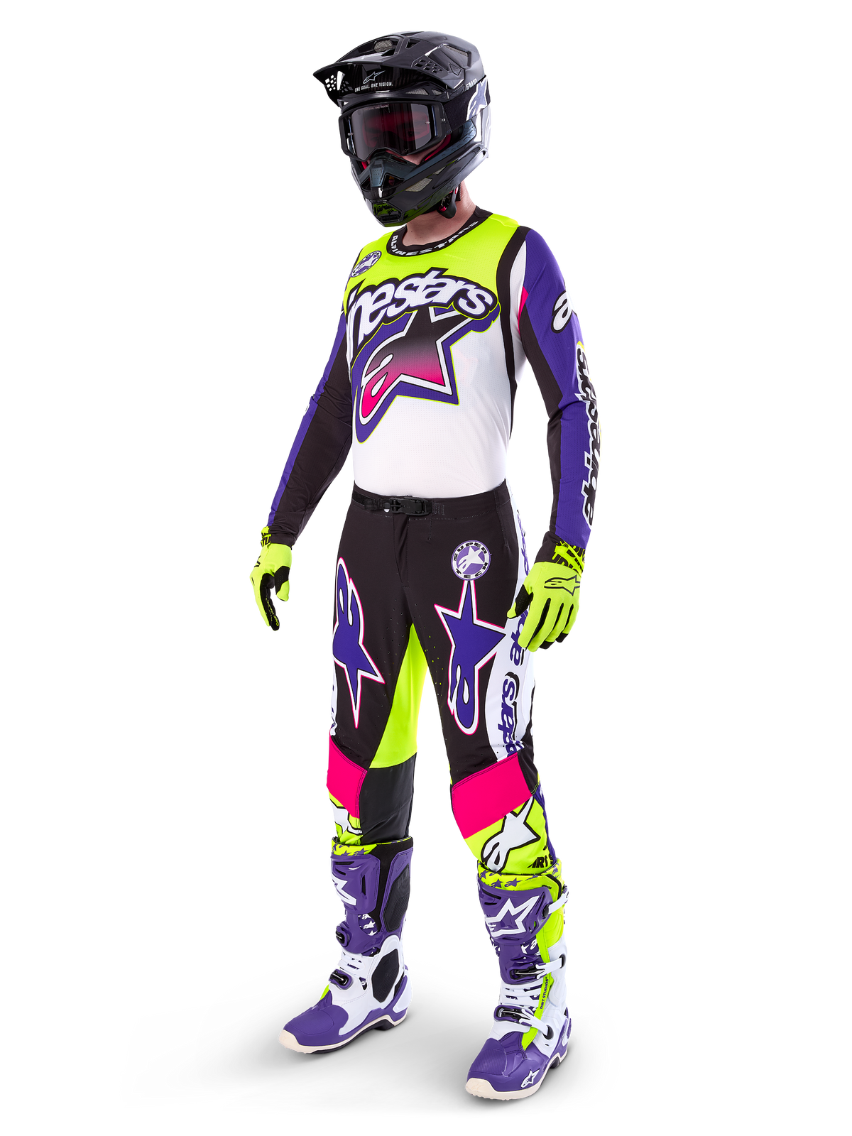 Motocross-Fahrer in Alpinestars Limited Edition Supertech Dirt Studios® Ausrüstung, Farbkombination in Weiß, Lila und Neongelb, schwarze Hose mit auffälligen lila und pinkfarbenen Stern-Logos, neongelbe Handschuhe, lila-weiße Rennstiefel, schwarzer Helm, komplette professionelle Rennausrüstung für Offroad-Performance