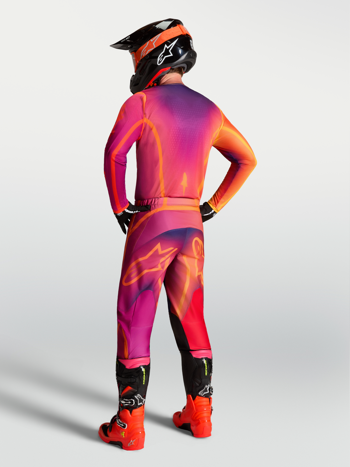 Pantalon Alpinestars Fluid Kepler, équipement motocross homme violet et orange, vue arrière avec coupe sport ergonomique.