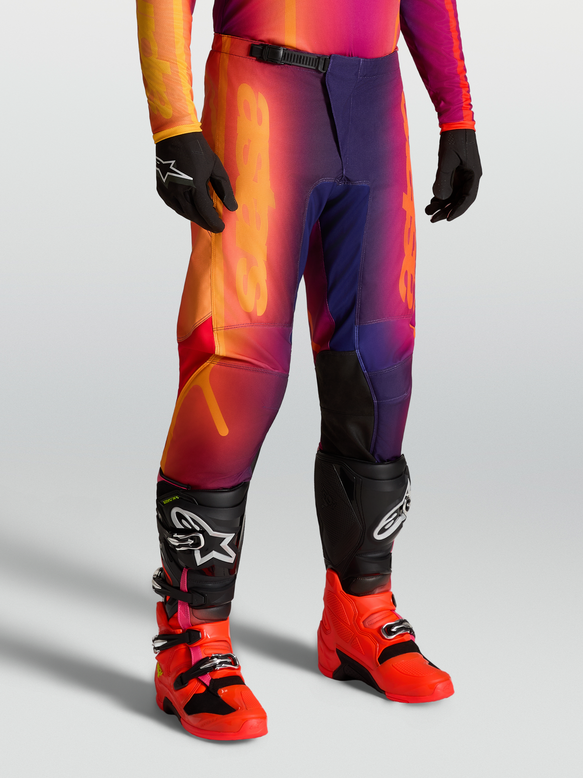 Alpinestars Pantalon Fluid Kepler, pantalon de motocross tout-terrain pour homme, violet et orange, coupe sport ergonomique avec genoux pré-curvés, porté avec des bottes Tech series