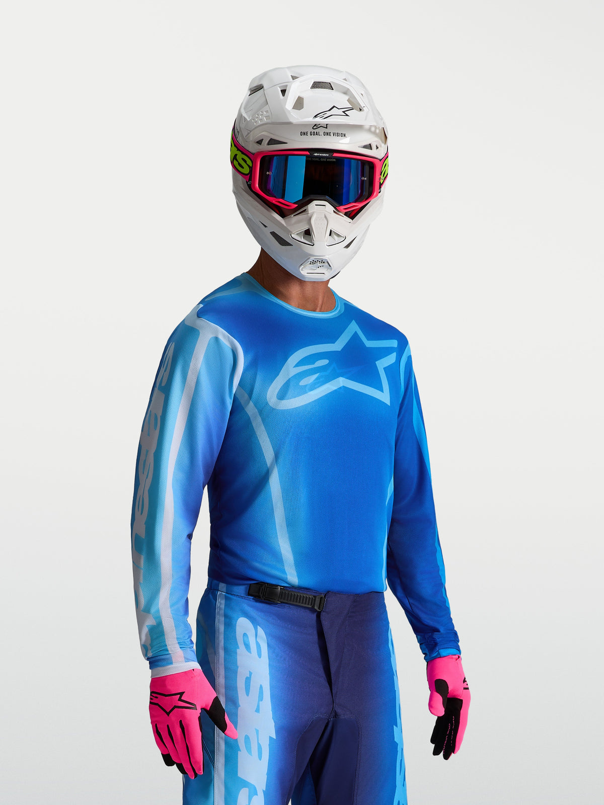 Alpinestars Fluid Kepler Trikot, Herren-Motocross-Trikot in Blau und Hellblau, atmungsaktives Polygewebe, getragen mit Helm und Handschuhen.