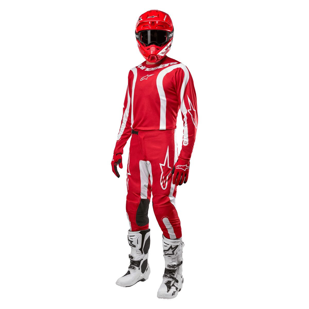 Motorcrosser in volledige race-uitrusting, Alpinestars 2024 Fluid Lurv Jersey in Mars Red en wit, bijpassende rode broek met witte accenten, rode helm, rode handschoenen en witte en zwarte laarzen, gecoördineerde outfit voor off-road racen