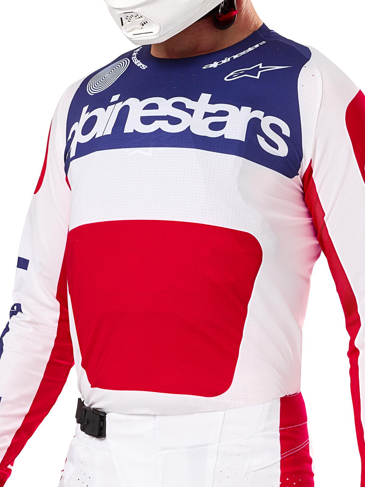 Alpinestars Limited Edition Techstar Fortitude Ausrüstungsset, Motocross-Trikot und -Hose in Rot, Weiß und Blau, weißes Trikot mit dunkelblauem oberen Bereich und großer roter Grafik, passende weiß-rote Hose mit SX2-Magnetschnalle, athletische Passform mit lasergeschnittenen Perforationen für Offroad-Rennsport