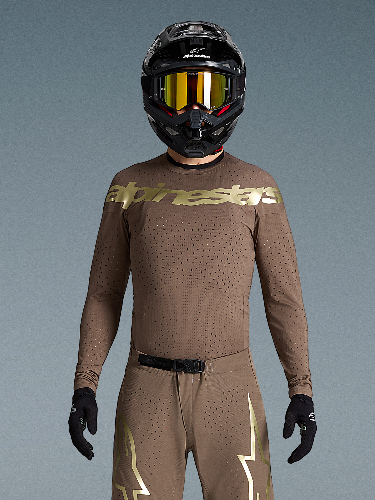 Alpinestars Supertech Air Gold Bekleidungsset Limited Edition, Herren-Motocross-Kombi, Braun und Gold, Trikot mit lasergeschnittenen Belüftungsöffnungen.