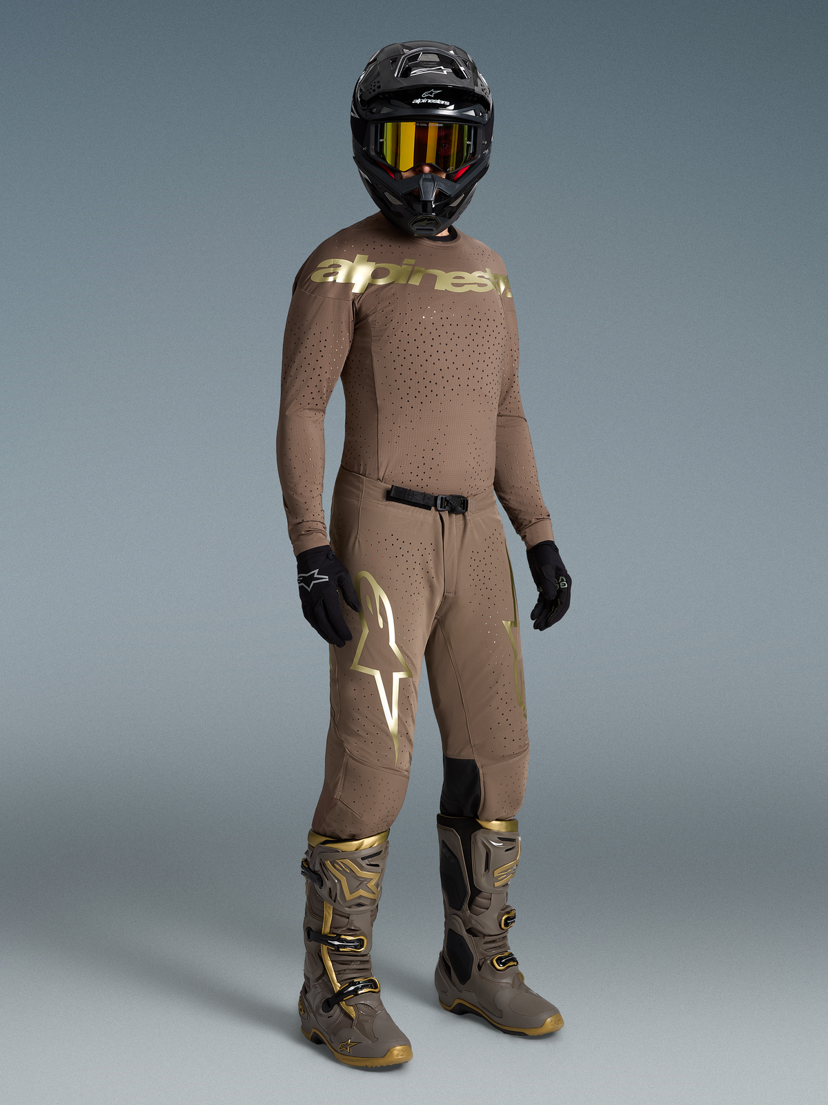 Alpinestars Supertech Air Gold Bekleidungsset, Motocross-Outfit für Herren, Braun und Gold, mit belüftetem Mesh-Trikot und MX-Hose.