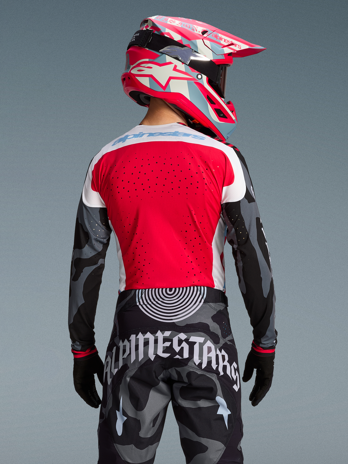 Techstar Beast Coast Beperkte Oplage Jersey met rood achterpand en camo-mouwen, gedragen met bijpassende crossbroek.