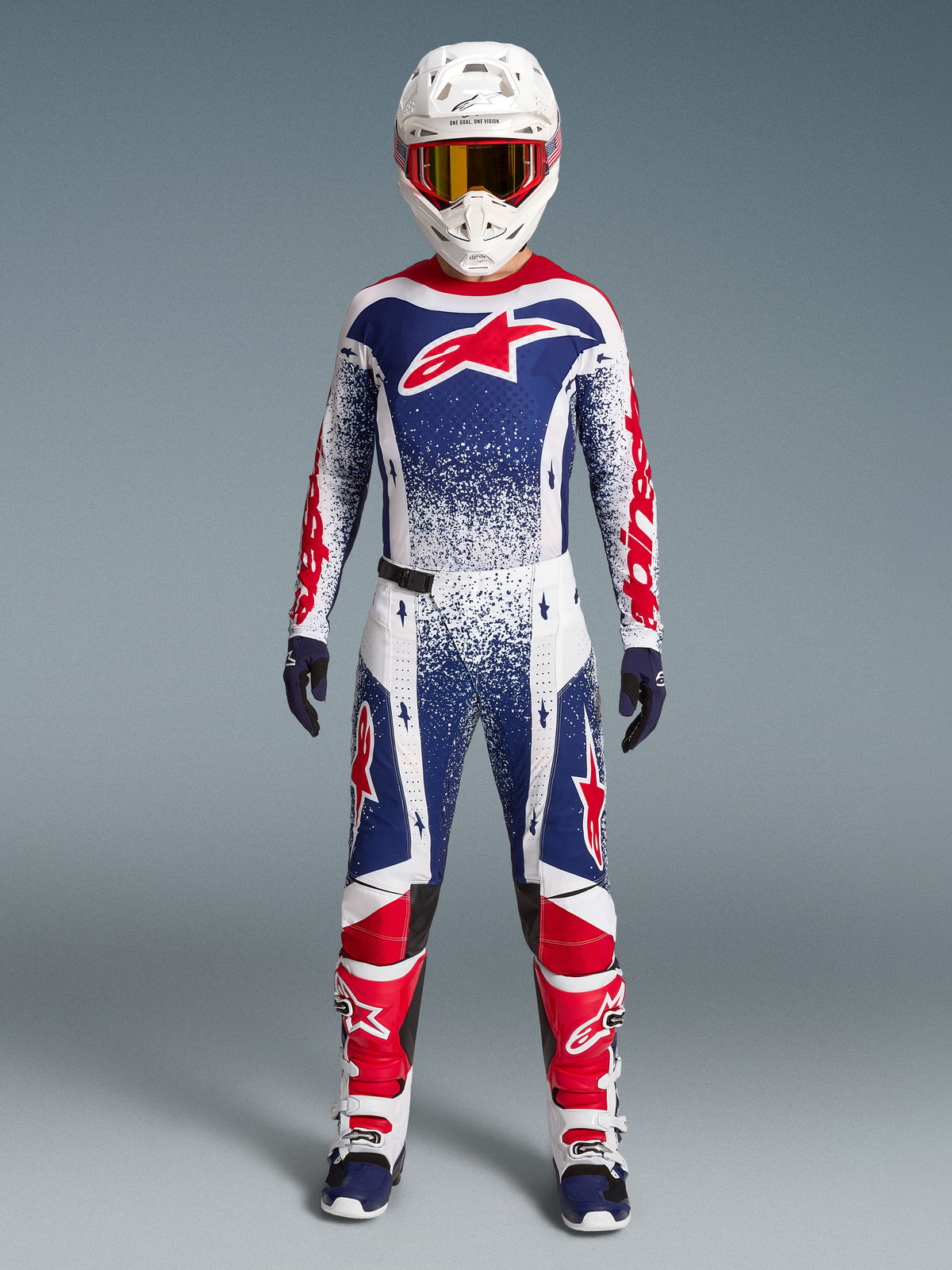 Alpinestars Techstar Unity beperkte oplage kledingset op model, blauw, wit en rood motorcrossoutfit met atletische pasvorm.