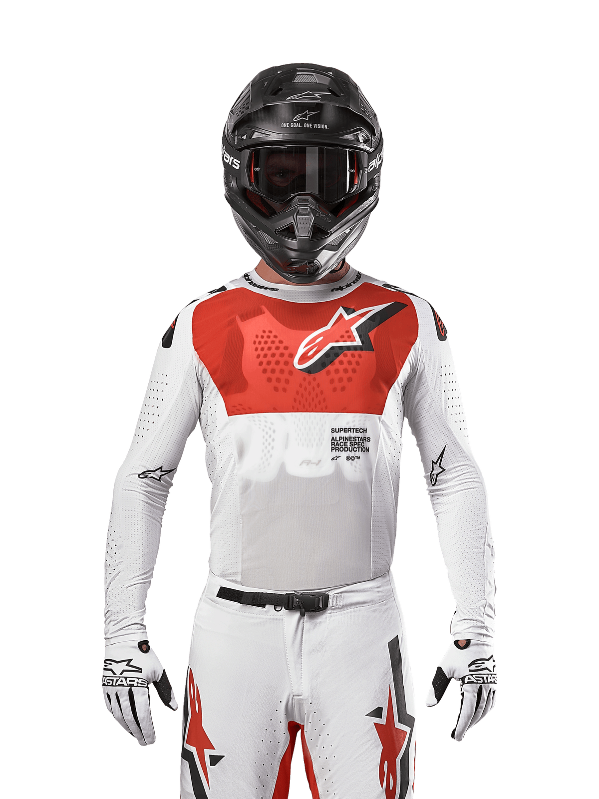 Pilote de motocross portant le maillot Alpinestars Supertech Ward 2024 en White Hot Orange, maillot en mesh extensible blanc avec un graphique rouge et un logo proéminents sur la poitrine, casque noir avec lunettes sombres, gants blancs, équipement de niveau professionnel pour la performance tout-terrain