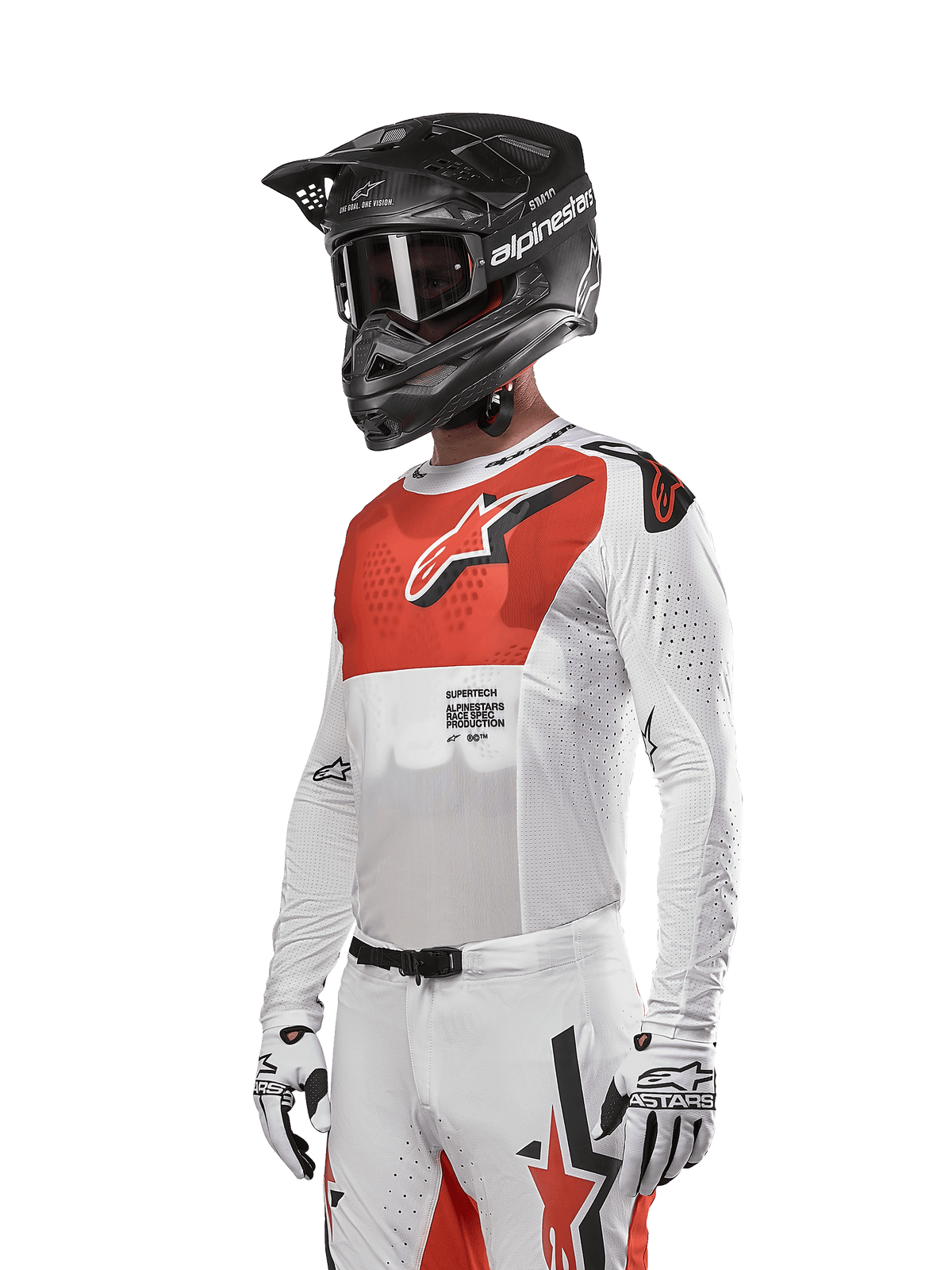 Alpinestars Maillot Supertech Ward 2024, maillot de motocross, blanc et orange vif, avec panneau rouge sur la poitrine et logo étoile blanc, manches longues avec perforations découpées au laser, porté avec un casque noir et des gants blancs, équipement de motocross avec coupe de course athlétique
