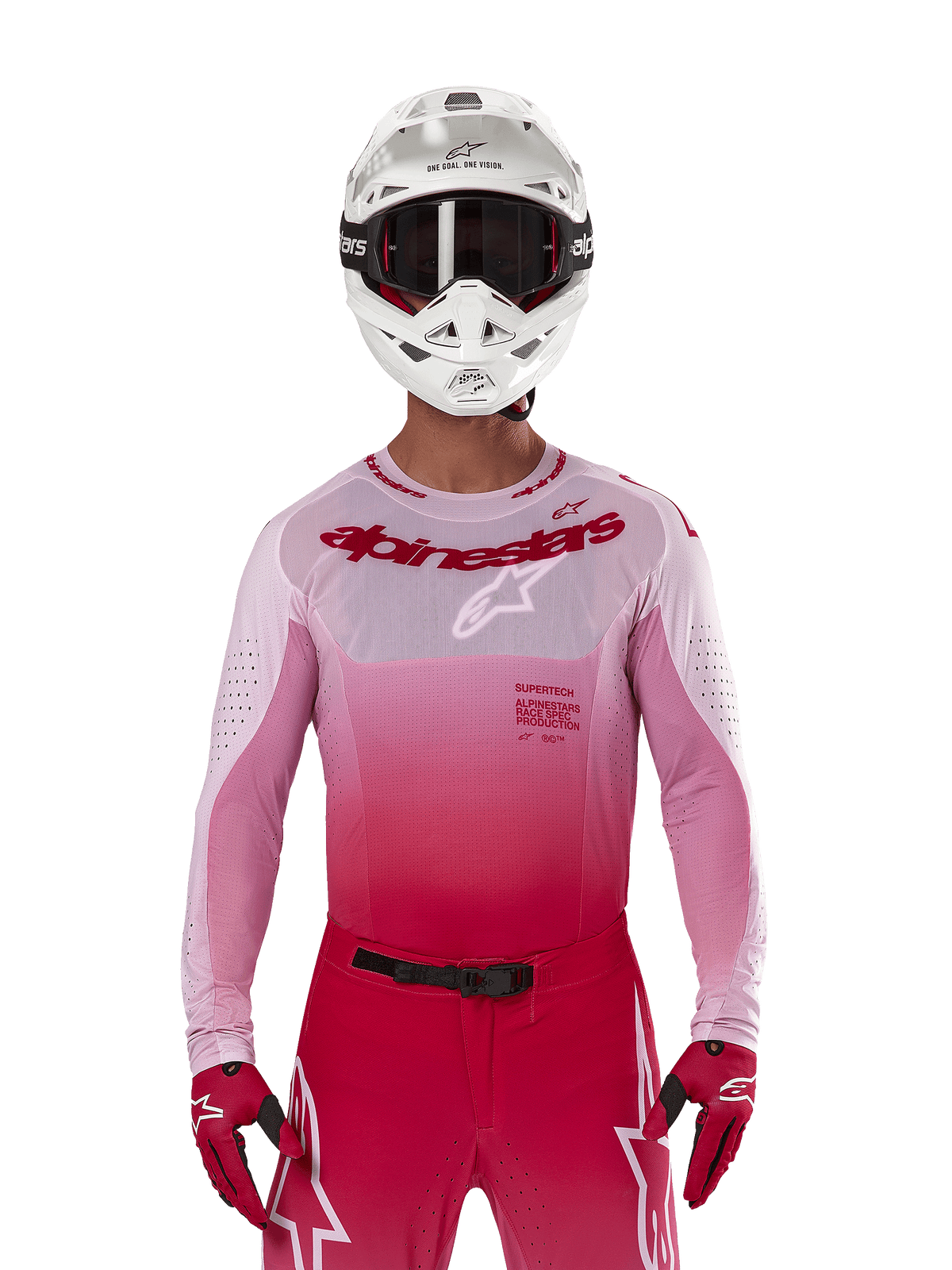 Motorcrossrijder die de Alpinestars 2024 Supertech Dade Jersey in Red Berry Lilac draagt, bijpassende broek, witte helm met zwarte crossbril en rode handschoenen, gecoördineerde professionele race-outfit met roze en rode gradiënttinten