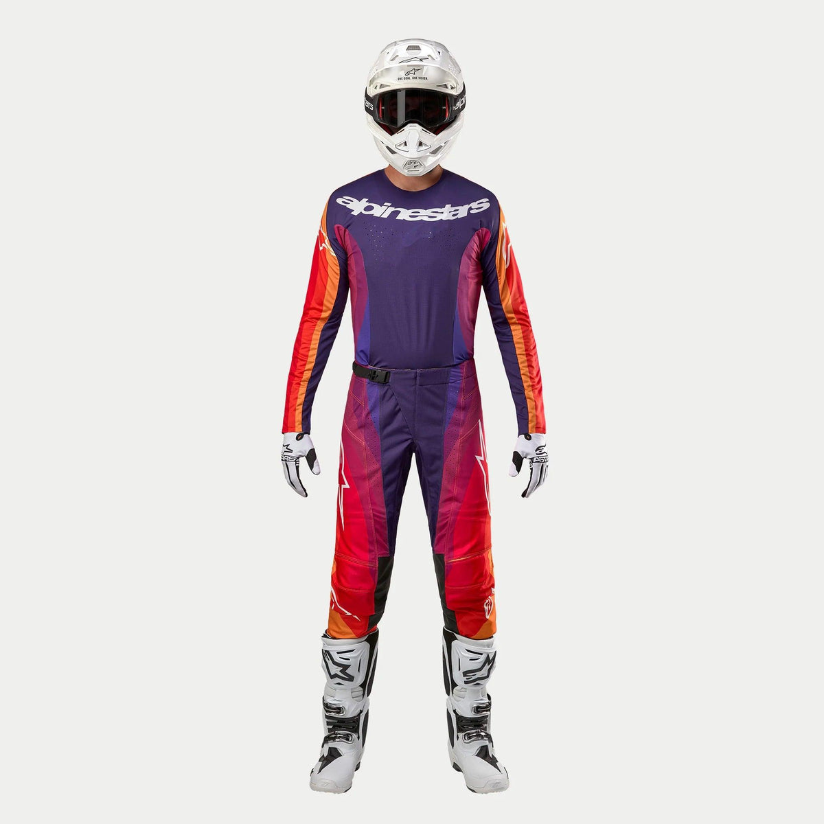 Alpinestars 2024 Techstar Pneuma Gear Set, Motocross-Komplettausrüstung in Dunkelviolett, Orange und Dunkelblau, bestehend aus Trikot und Hose, weißer Helm, weiße Handschuhe und weiße Stiefel, professionelle Offroad-Rennbekleidung.