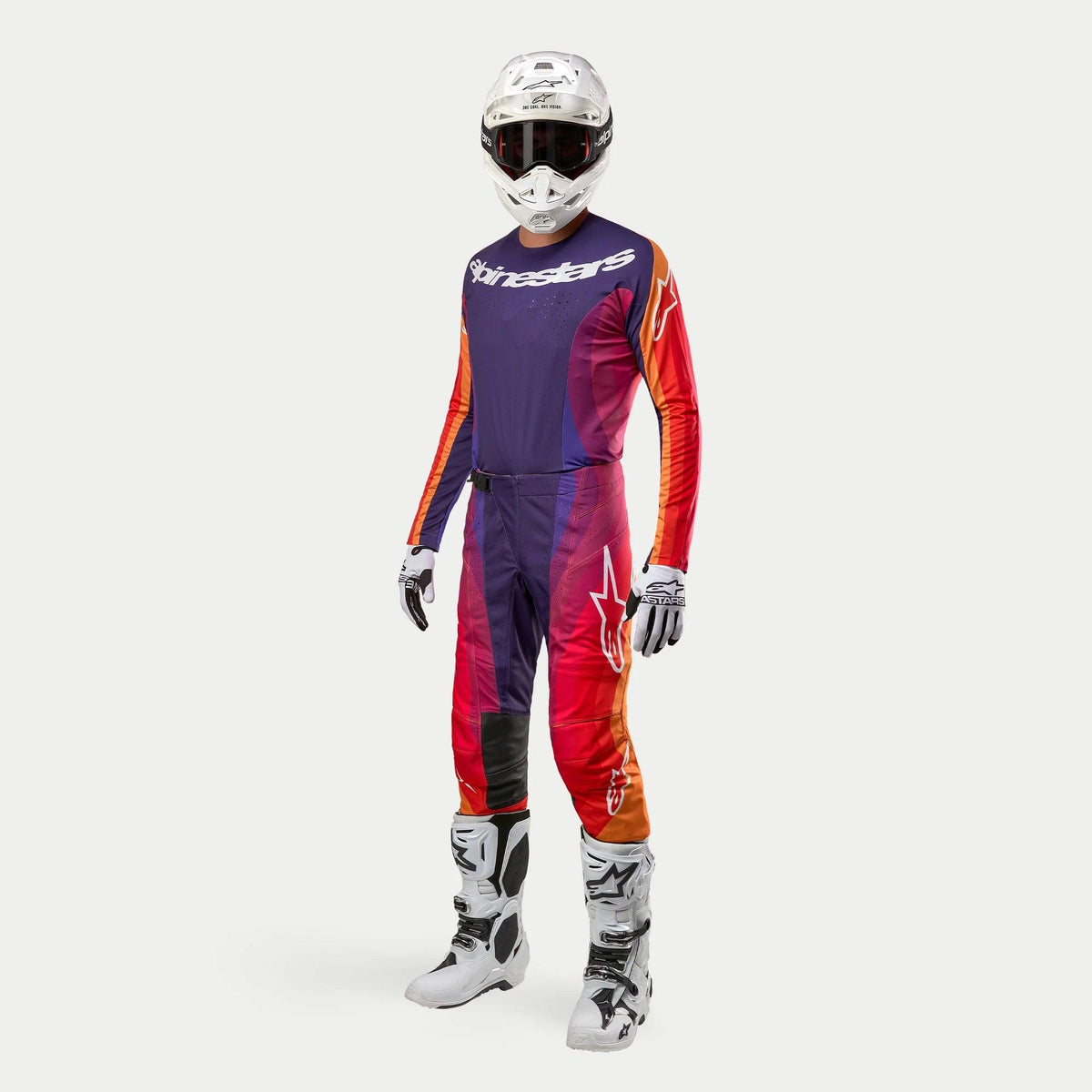 Alpinestars 2024 Techstar Pneuma Gear Set, Motocross-Komplettausrüstung in Dunkellila, Orange und Dunkelblau, inklusive weißem Helm, Trikot, Hose, Handschuhen und Stiefeln, sportliches Design für Motocross-Rennen.