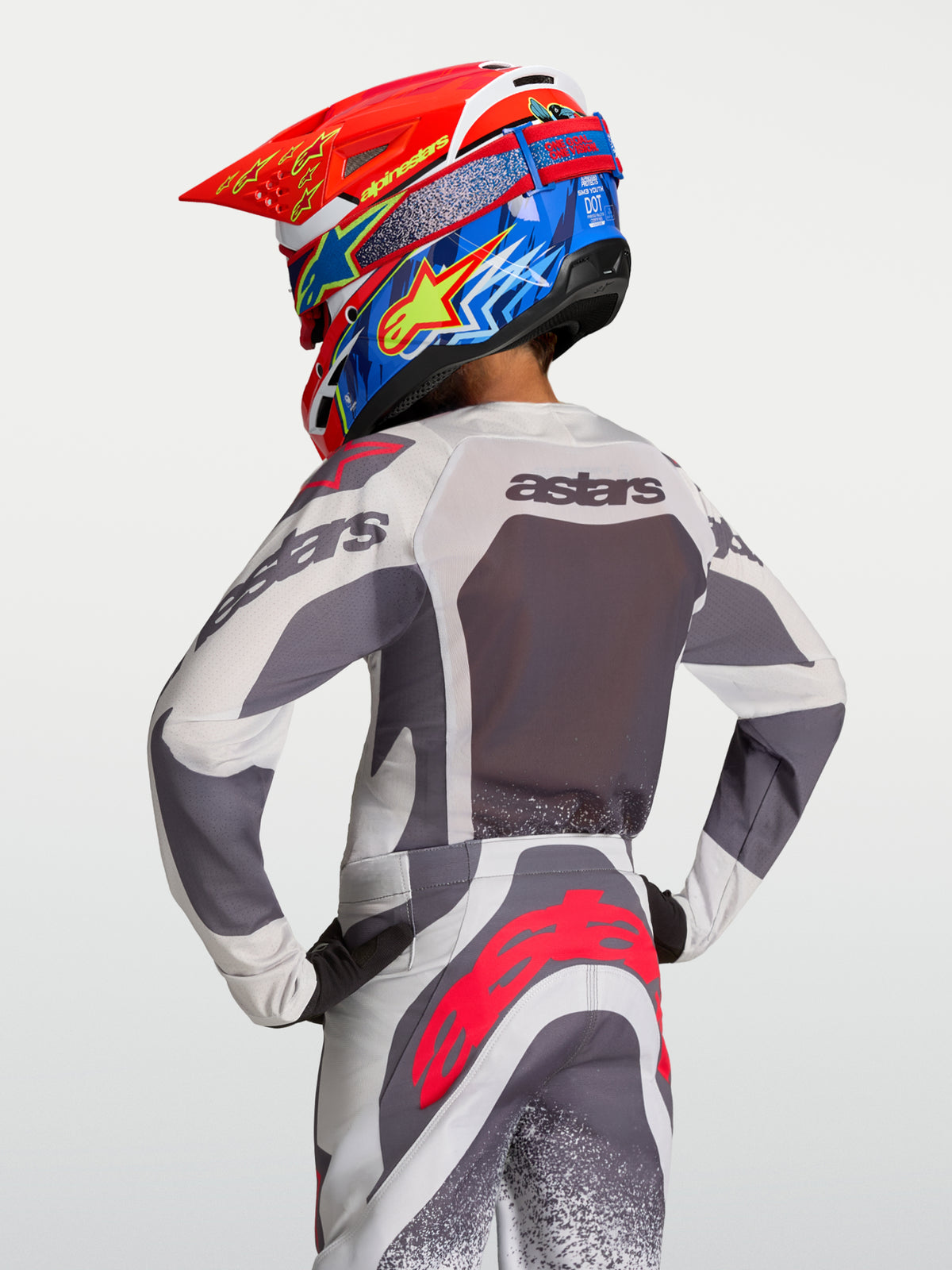 Alpinestars maillot Supertech Swan Junior 2027, maillot de motocross gris et lilas, maille respirante, vue arrière sur pilote