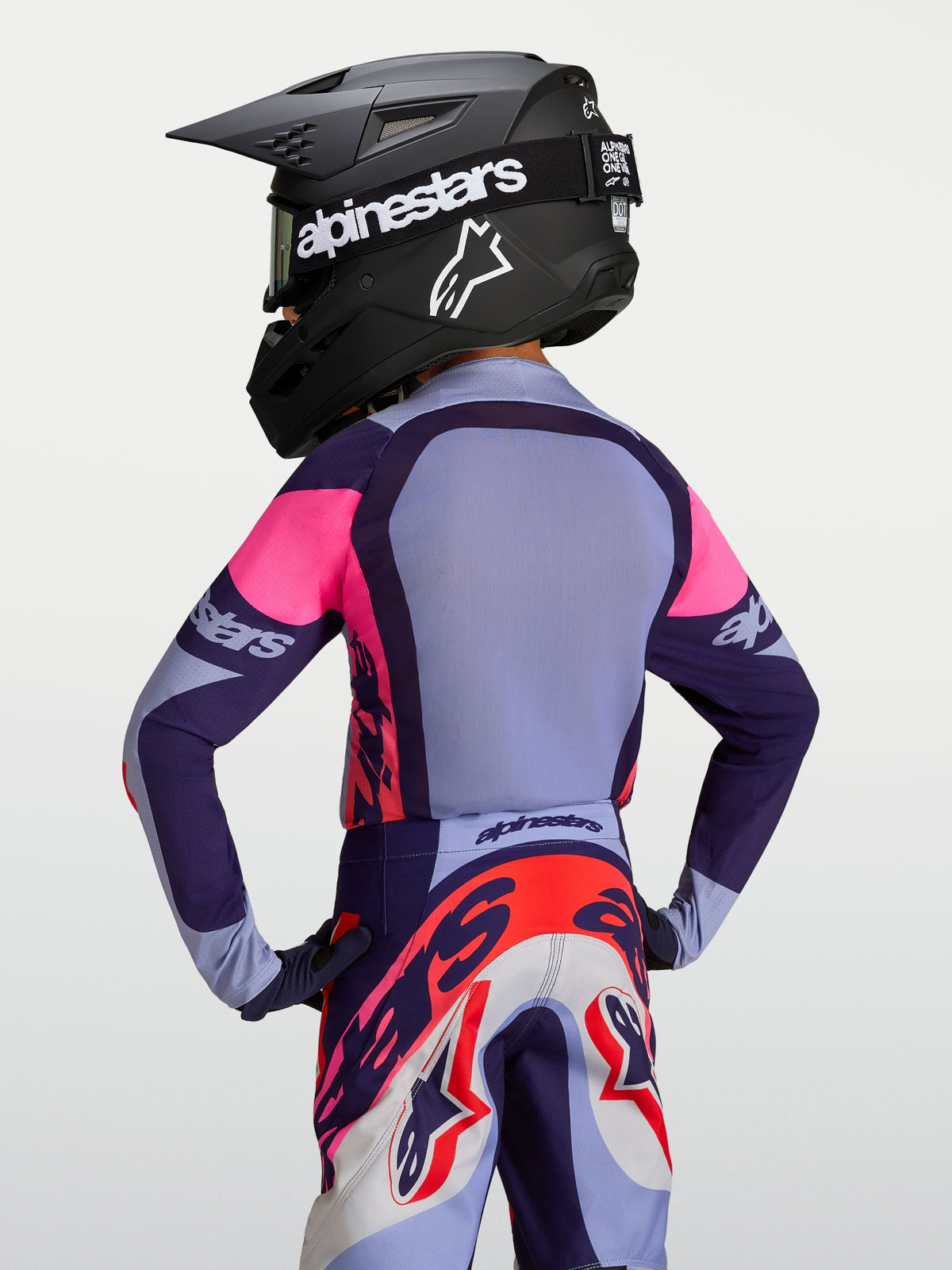 Alpinestars maillot Supertech Dyna Junior 2027, maillot de motocross violet et rose pour enfant, vue de dos portée, maille extensible et perforations laser