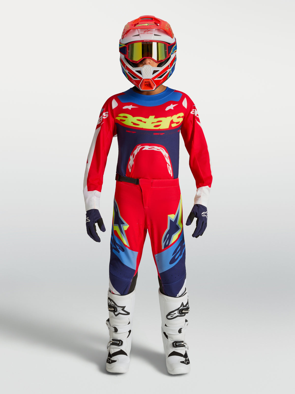 Maillot et ensemble Supertech Dyna Junior Alpinestars, tenue de motocross rouge et bleu marine pour jeune pilote.