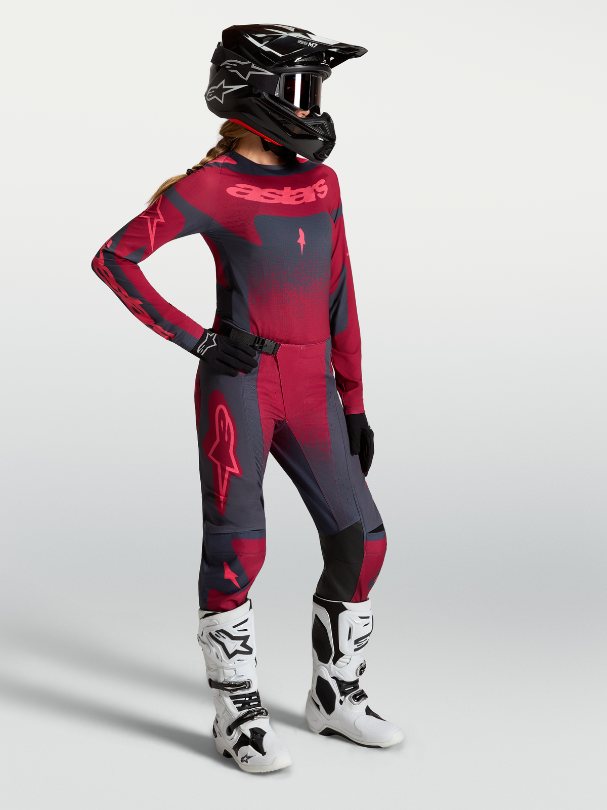 Stella Techstar Swan gear set et pantalon Stella Techstar Swan, équipement de motocross pour femme, rouge et gris foncé.