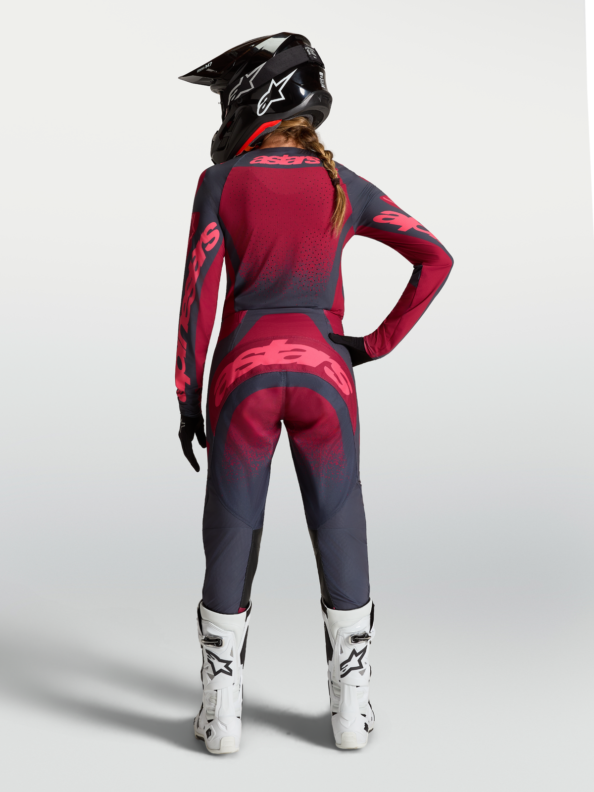 Alpinestars Stella Techstar Swan, ensemble et pantalon de motocross pour femme gris et rouge cramoisi, vue de dos.