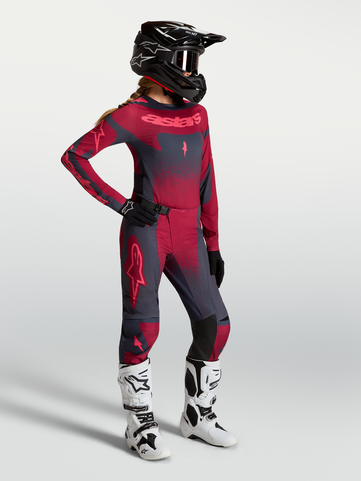 Maillot Alpinestars Stella Techstar Swan, maillot de motocross pour femme, rouge et gris foncé, porté par un mannequin