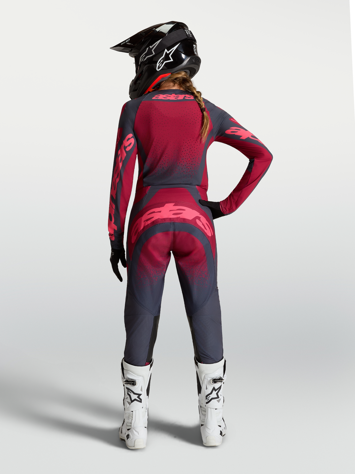 Maillot Alpinestars Stella Techstar Swan, tenue de motocross pour femme, rouge et gris foncé, vue arrière sur mannequin.