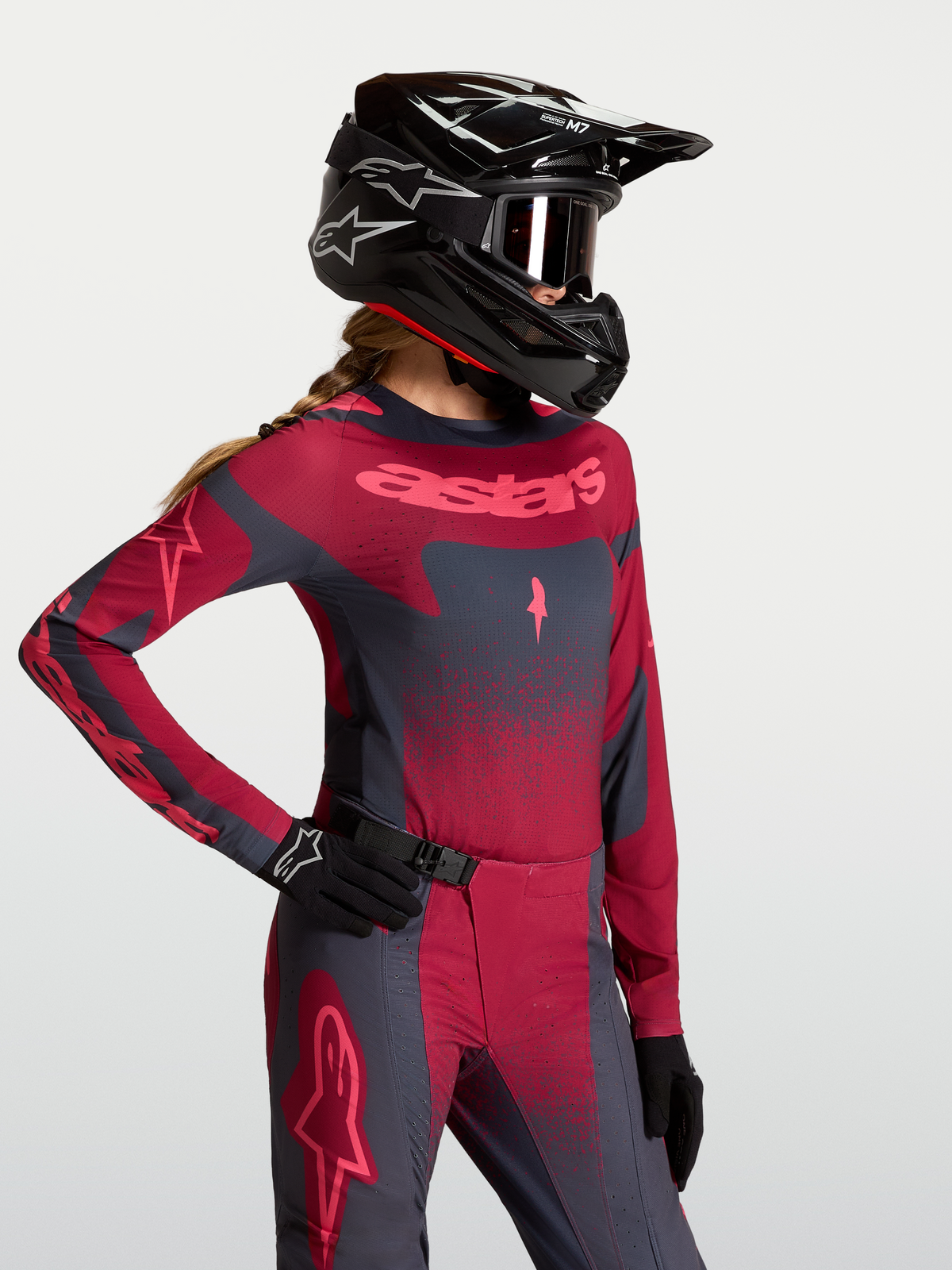 Maillot Alpinestars Stella Techstar Swan, maillot de motocross pour femme, rouge et gris, coupe athlétique performante et tissu extensible ventilé, idéal pour le tout-terrain.